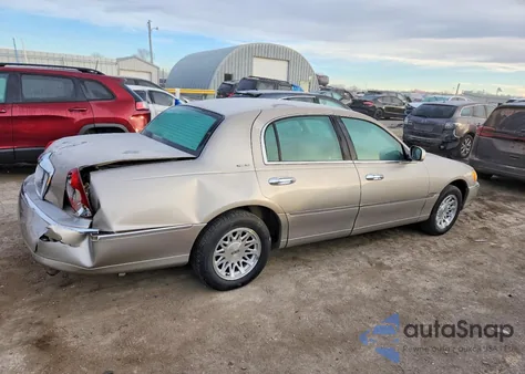 1999 Lincoln Town Car Signature z USA, uszkodzony, nr VIN 1LNHM82W2XY647028